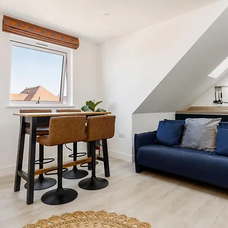 Modern 1 Bed Seaside Apartment-2